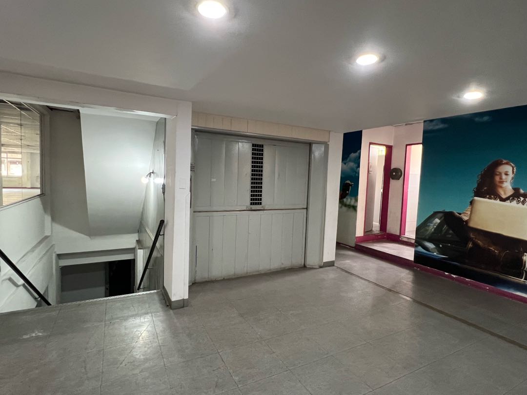 En Alquiler Galpon tipo Edificio Industrial Comercial en Boleita Sur.