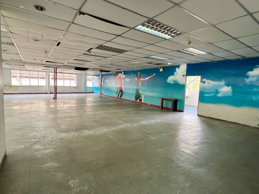En Alquiler Galpon tipo Edificio Industrial Comercial en Boleita Sur.