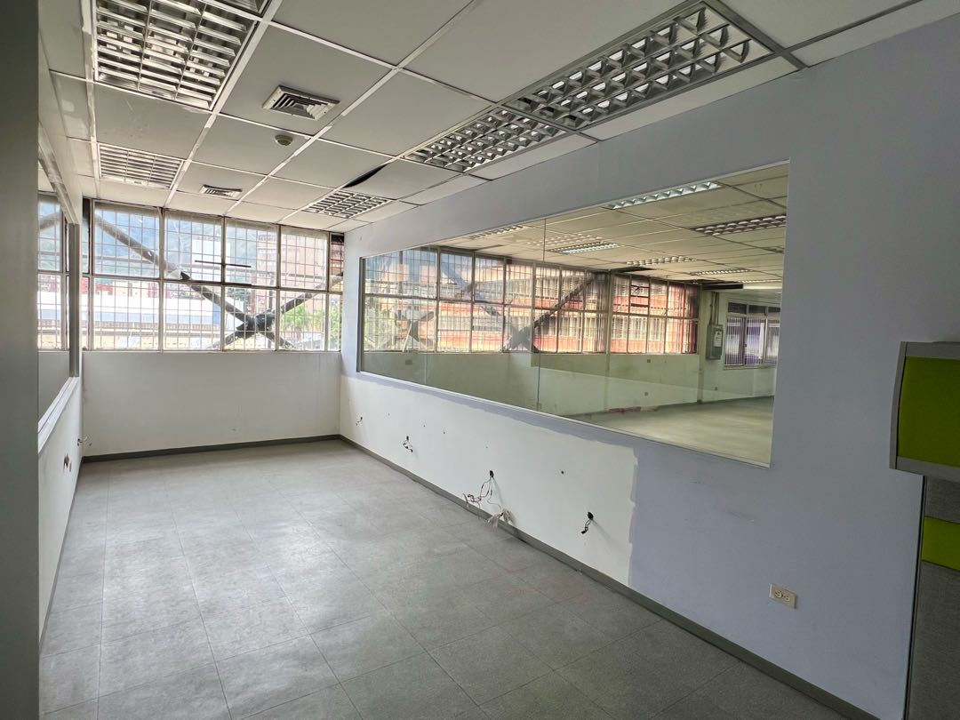 En Alquiler Galpon tipo Edificio Industrial Comercial en Boleita Sur.