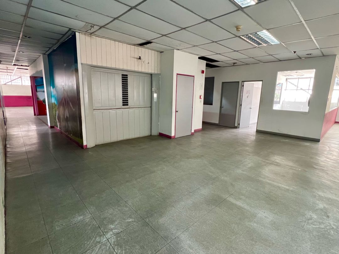 En Alquiler Galpon tipo Edificio Industrial Comercial en Boleita Sur.