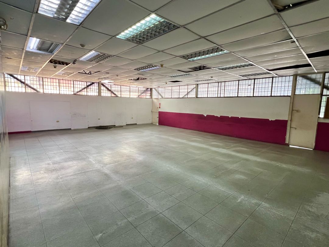 En Alquiler Galpon tipo Edificio Industrial Comercial en Boleita Sur.