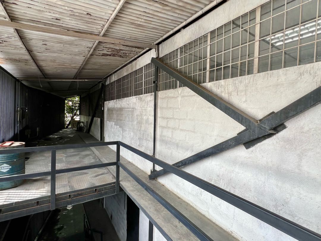 En Alquiler Galpon tipo Edificio Industrial Comercial en Boleita Sur.