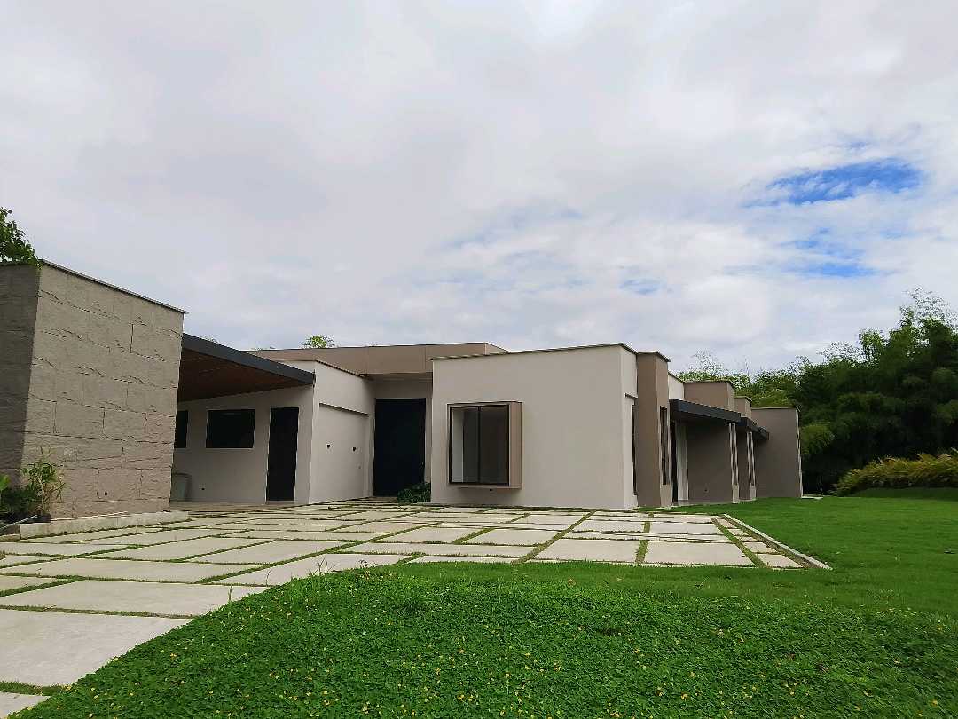 EN VENTA LUJOSA CASA EN CERRITOS PEREIRA