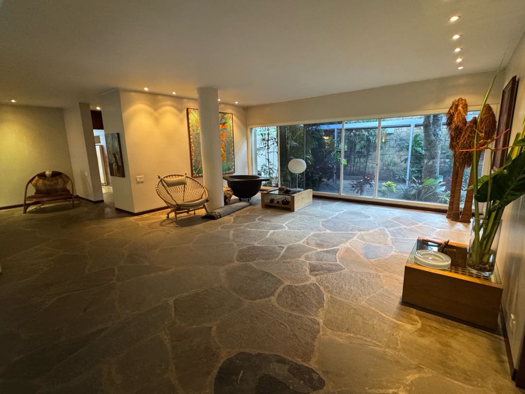 En Venta Lujosa Casa ubicada en Los Chorros. Sucre – Caracas