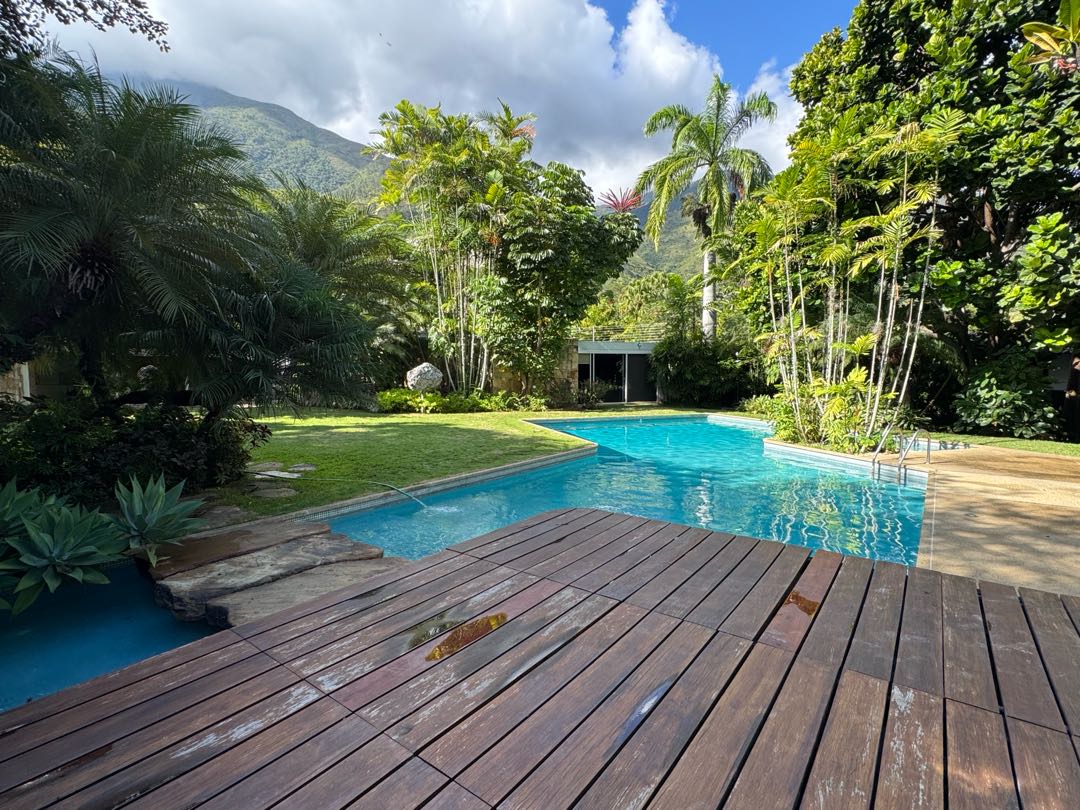 En Venta Lujosa Casa ubicada en Los Chorros. Sucre – Caracas