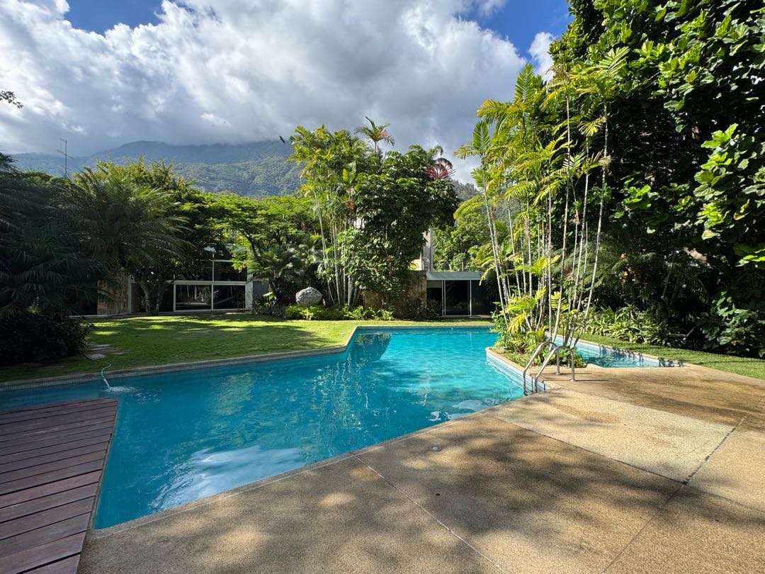 En Venta Lujosa Casa ubicada en Los Chorros. Sucre – Caracas