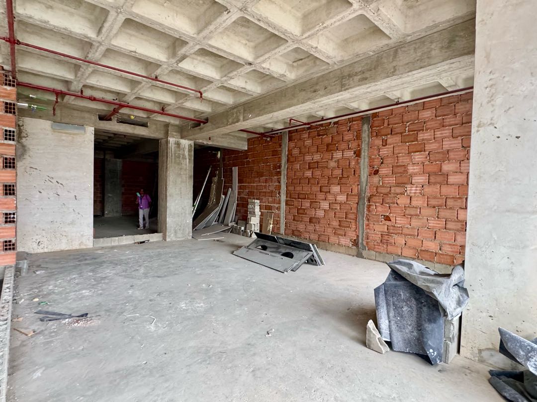 En Venta Oficina Doble Obra Gris Torre Madrid. Las Mercedes Caracas