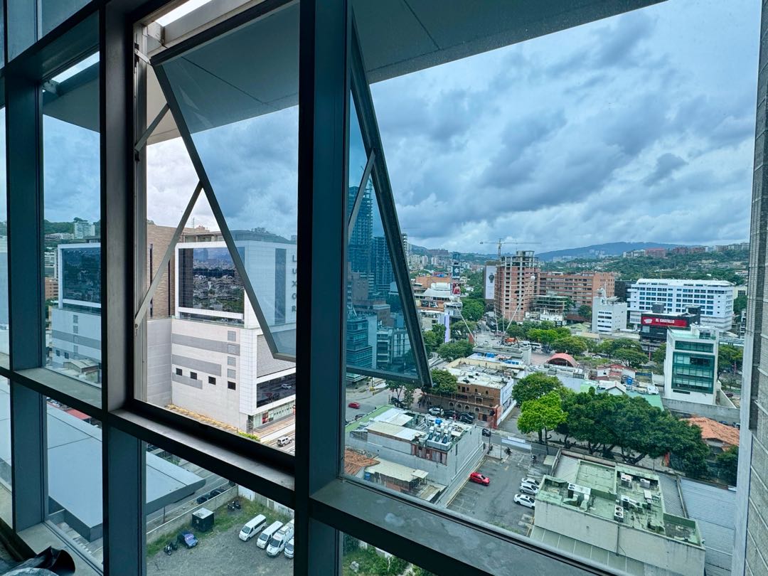 En Venta Oficina Doble Obra Gris Torre Madrid. Las Mercedes Caracas