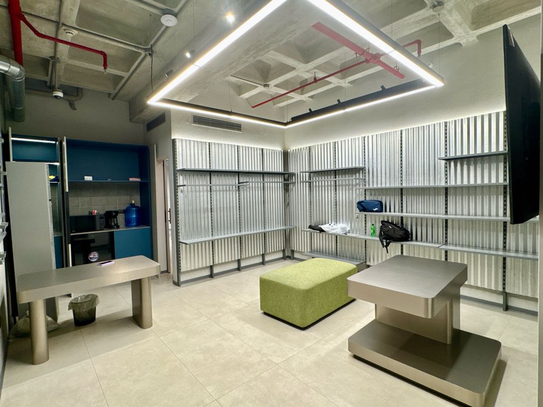 En Venta Oficina Doble Remodelada Torre Madrid Las Mercedes Caracas