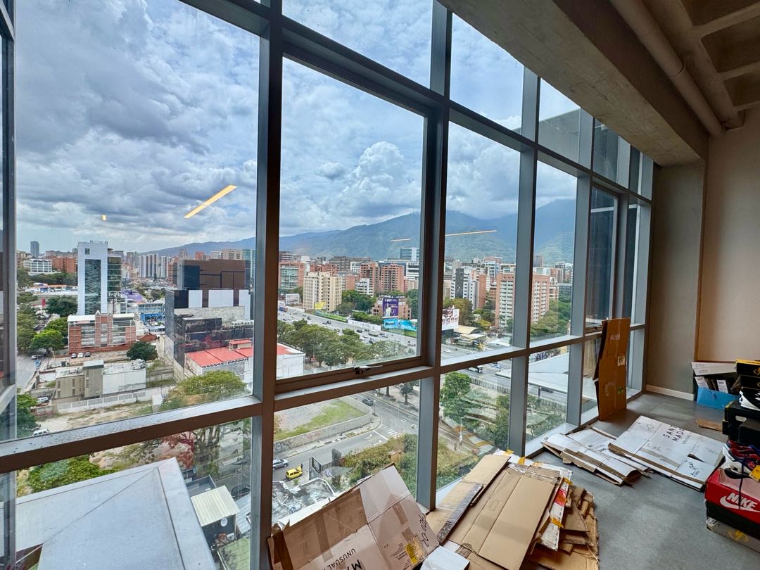 En Venta Oficina Remodelada Torre Madrid Las Mercedes Baruta Caracas