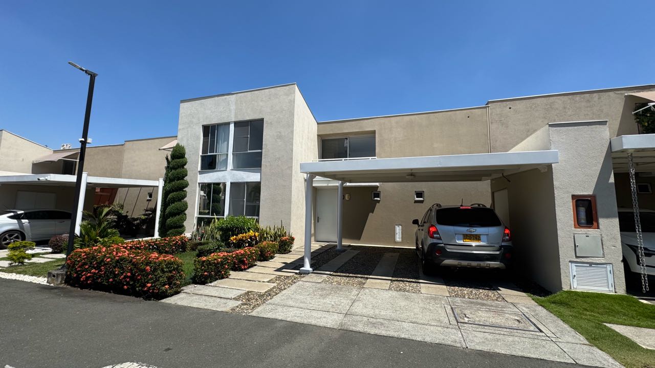 HERMOSA CASA EN VENTA EN ALFAGUARA Jamundí 177m2 lote214m2