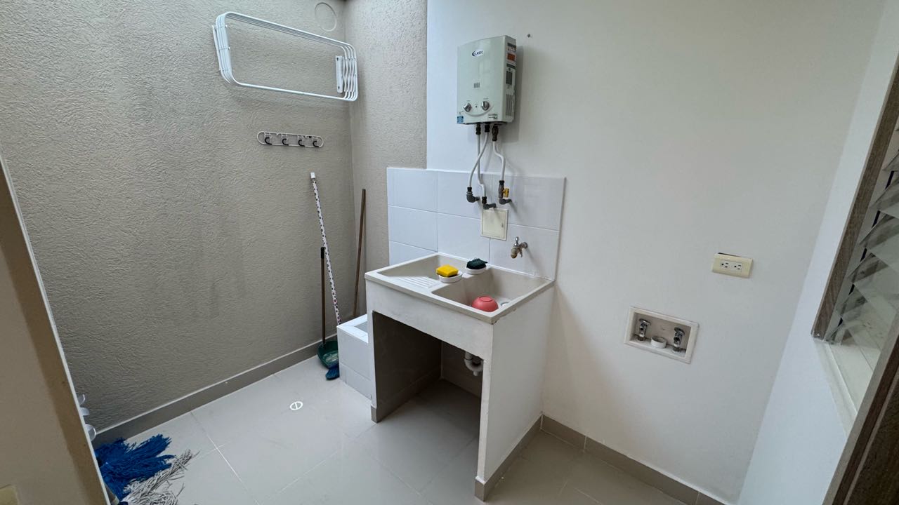 HERMOSA CASA EN VENTA EN ALFAGUARA Jamundí 177m2 lote214m2