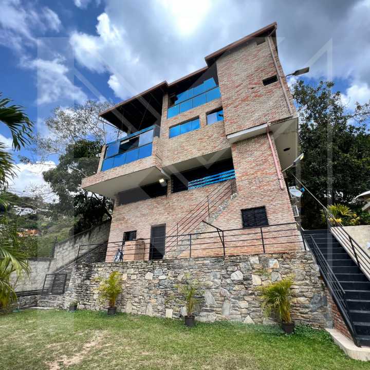 Los Robles - Casa en Venta