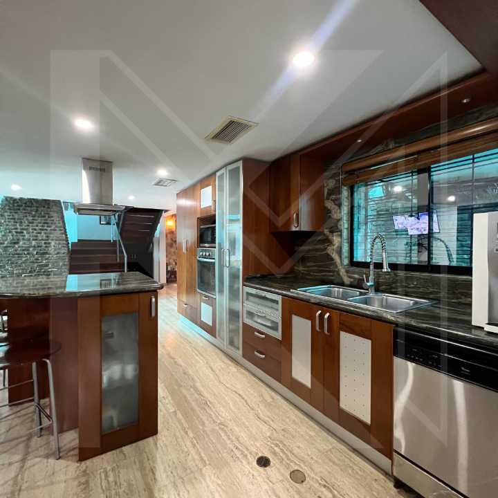 Los Robles - Casa en Venta