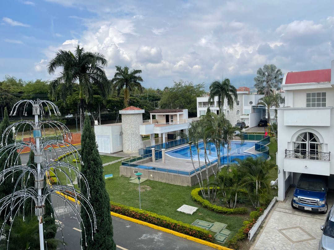 LUJOSA CASA EN PRADOS DEL LIMONAR CALI