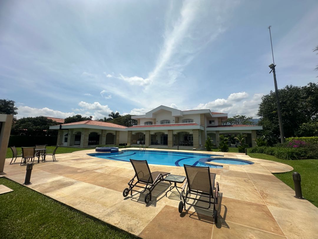 MANSIÓN EN VENTA EN LAS MERCEDES ALFAGUARA JAMUNDI