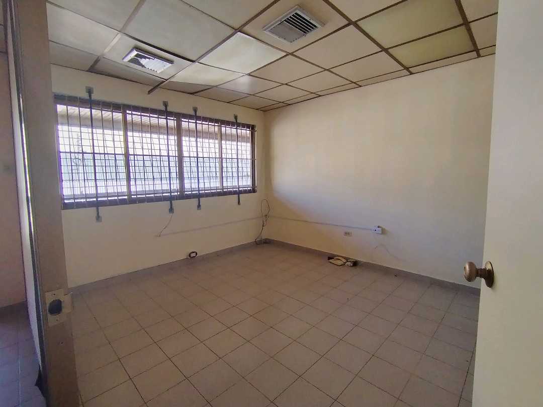 Oficina en Alquiler Av.Bolivar Maz 9786704 - Foto 3
