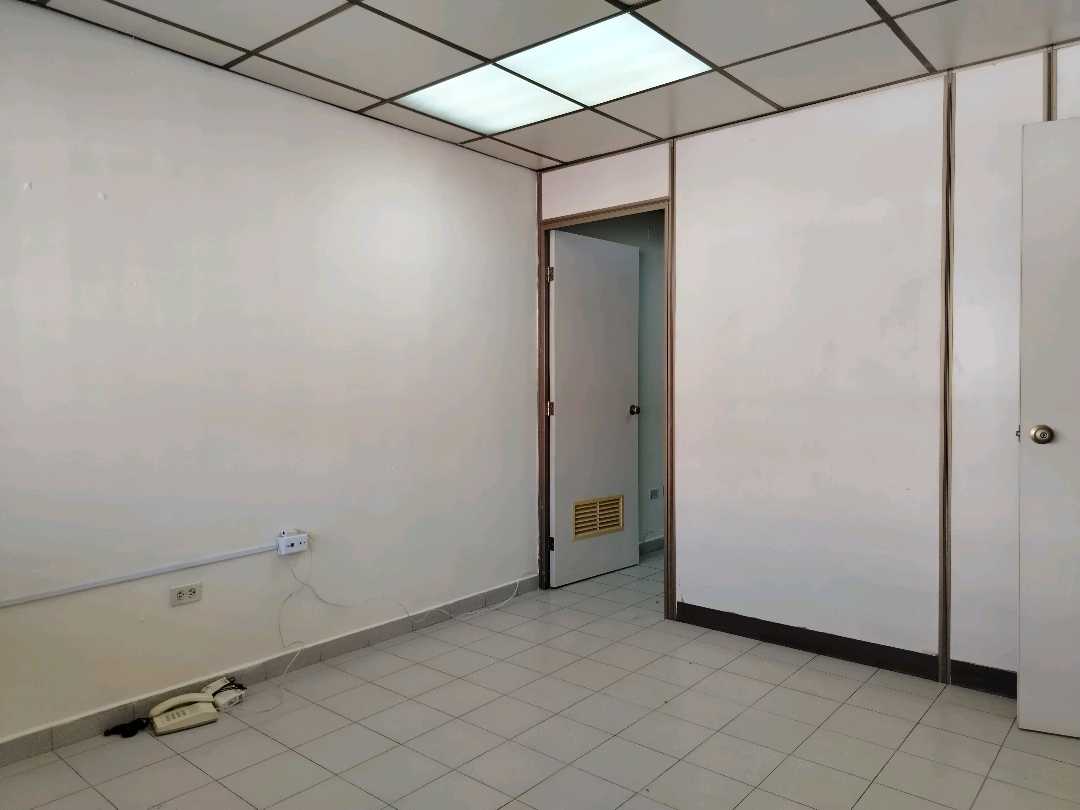 Oficina en Alquiler Av.Bolivar Maz 9786704 - Foto 4