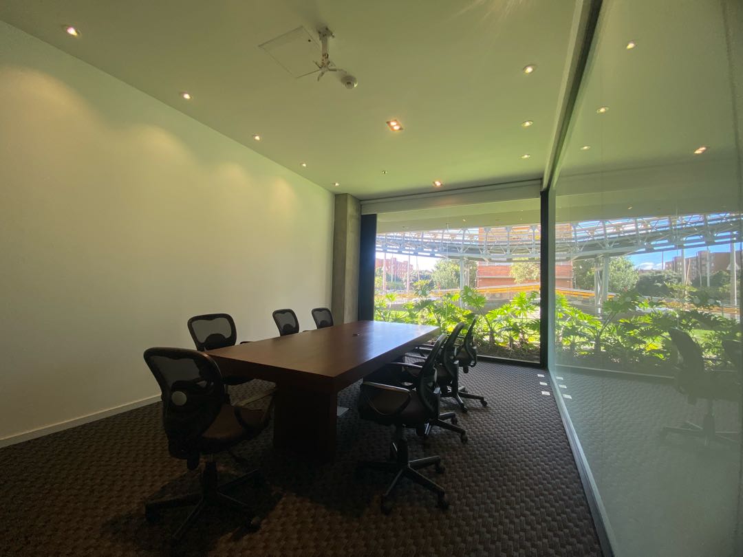 Oficina Premium en Bella Suiza – Confort, Seguridad y Networking