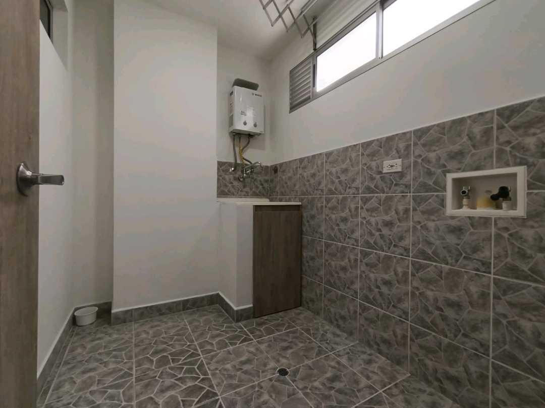 SE ARRIENDA AMPLIO APARTAMENTO EN LA CASTELLANA, MEDELLÍN