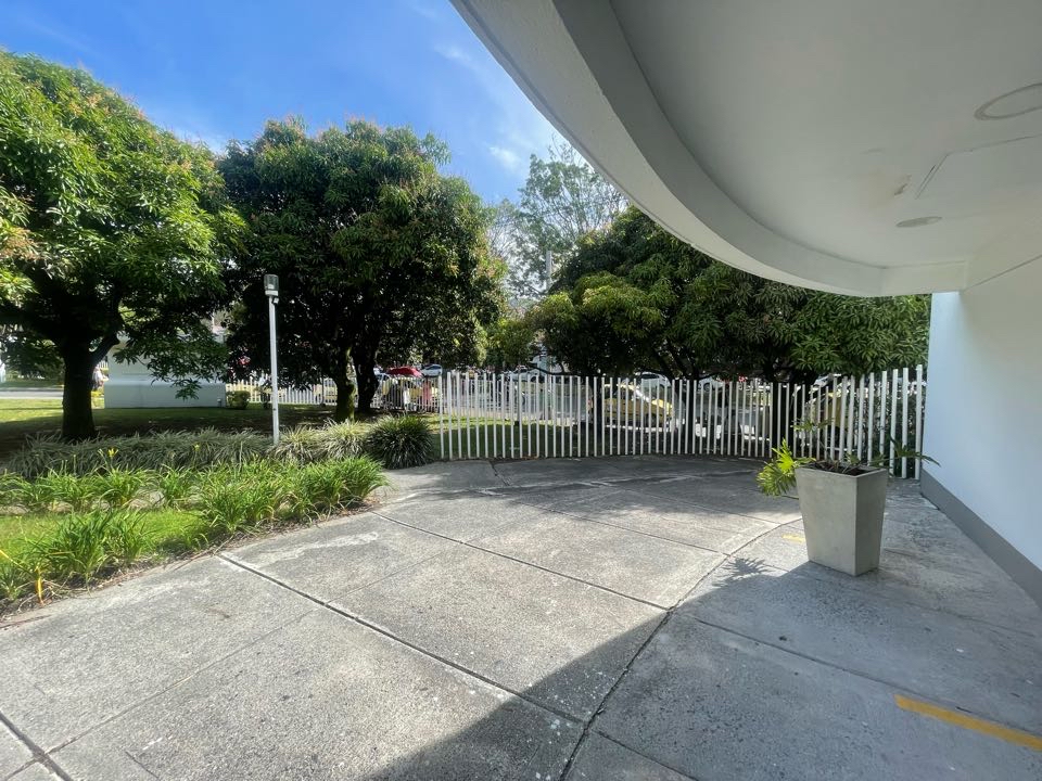 se arrienda local medellin cerca a clinica las americas