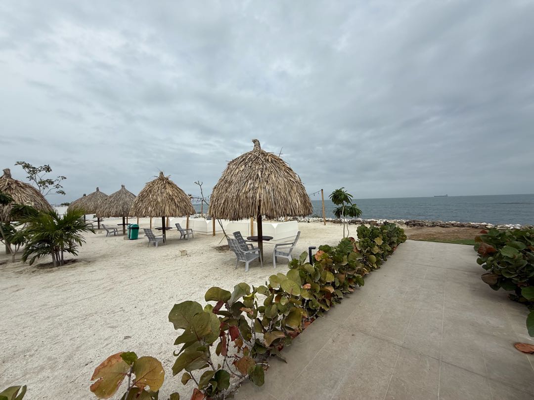 Se vende apartasuite en el Whynham de Bello Horizonte, Santa Marta