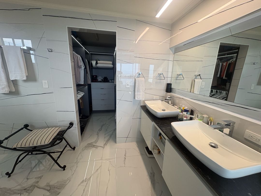 Se Vende Apartamento Remodelado en Torre del Mar, Punta Paitilla