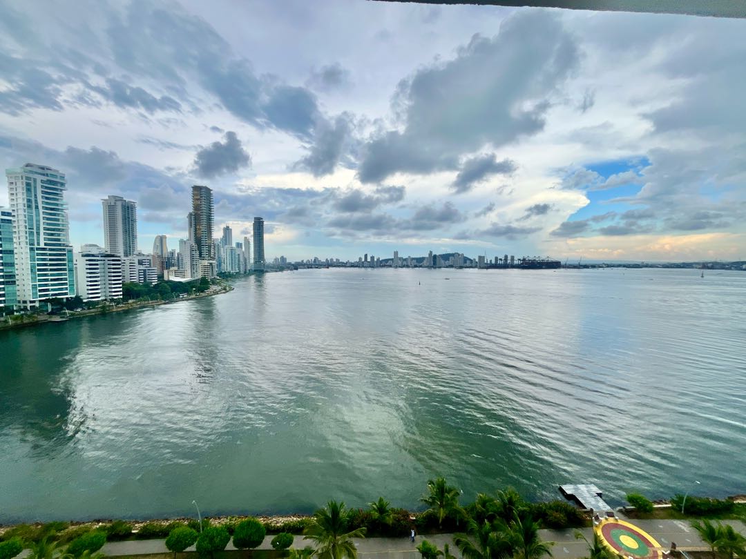 SE VENDE APTO EN CASTILLOGRANDE 3 ALCOBAS FRENTE A LA BAHIA