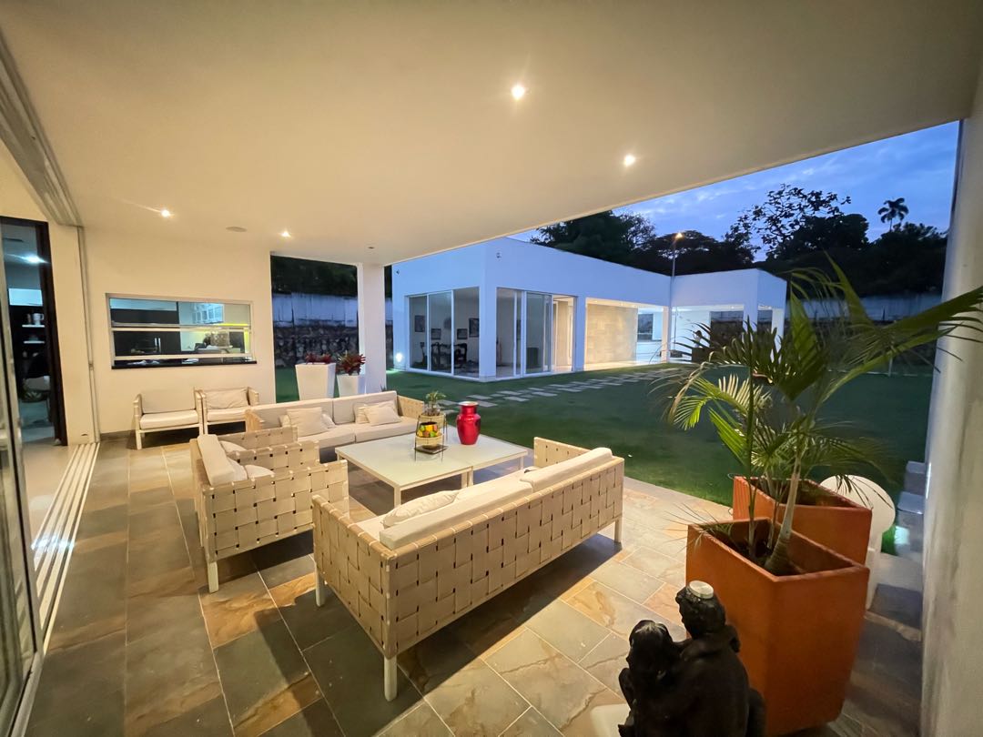 SE VENDE CASA CAMPESTRE DE EN DELONIX  CIUDAD JARDÍN CALI