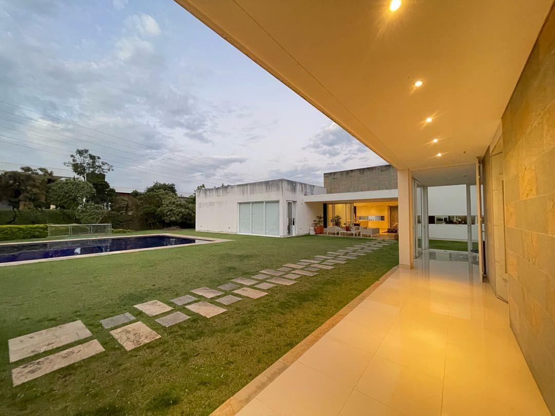 SE VENDE CASA CAMPESTRE DE EN DELONIX  CIUDAD JARDÍN CALI
