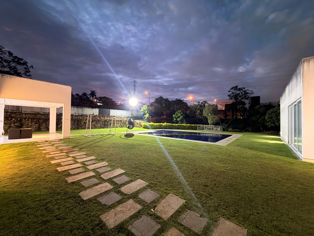 SE VENDE CASA CAMPESTRE DE EN DELONIX  CIUDAD JARDÍN CALI