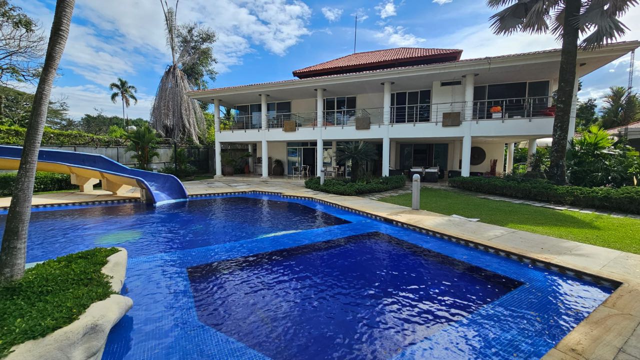 SE VENDE CASA TROPICAL EN LA MARIA PANCE