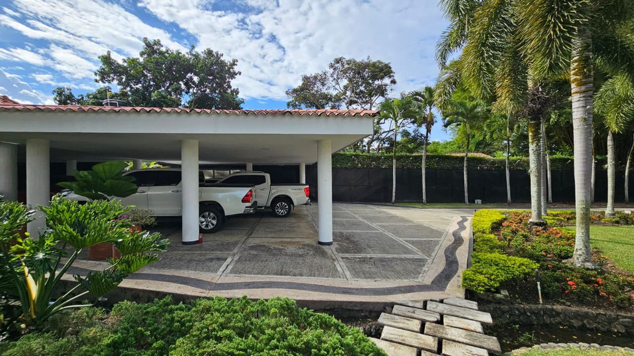 SE VENDE CASA TROPICAL EN LA MARIA PANCE