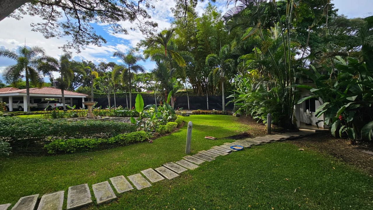 SE VENDE CASA TROPICAL EN LA MARIA PANCE