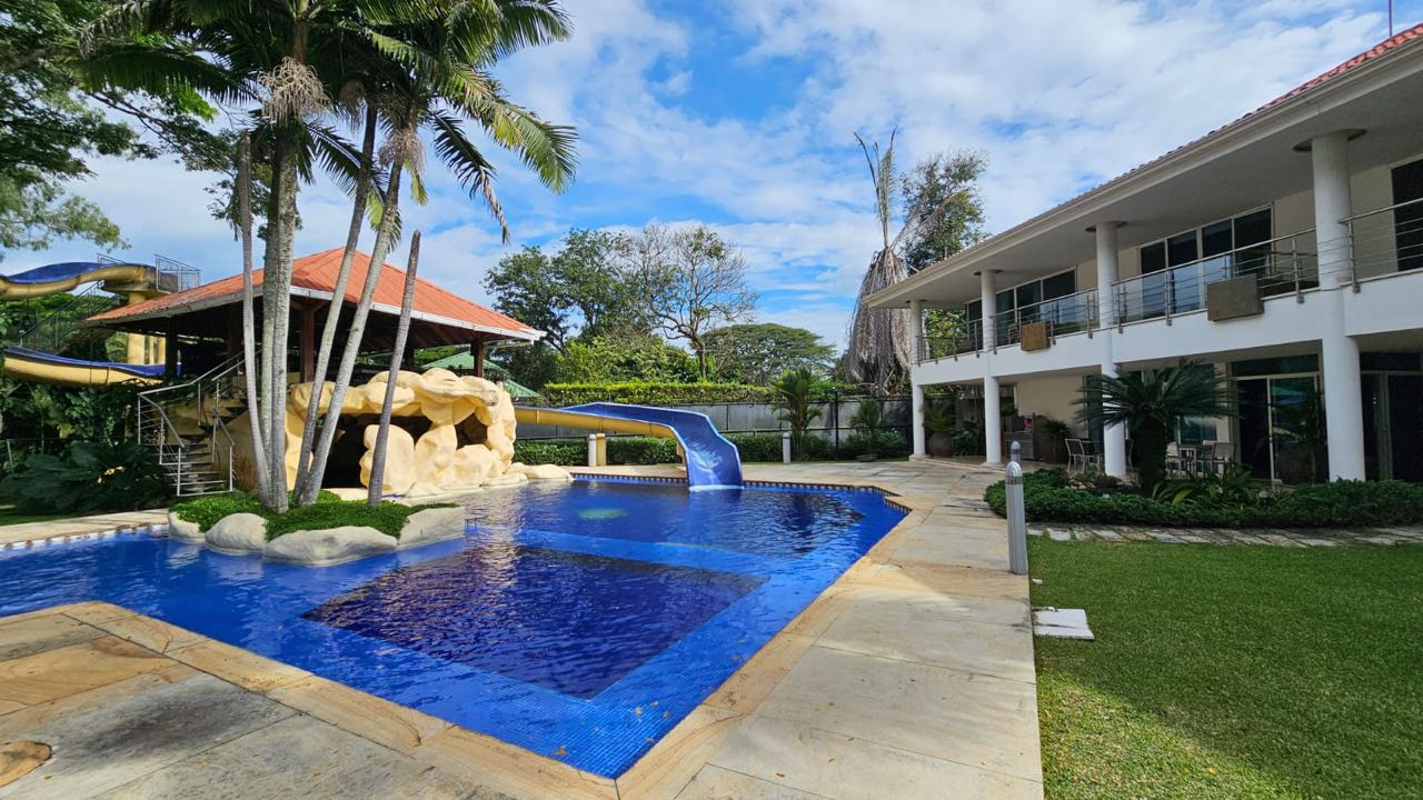 SE VENDE CASA TROPICAL EN LA MARIA PANCE