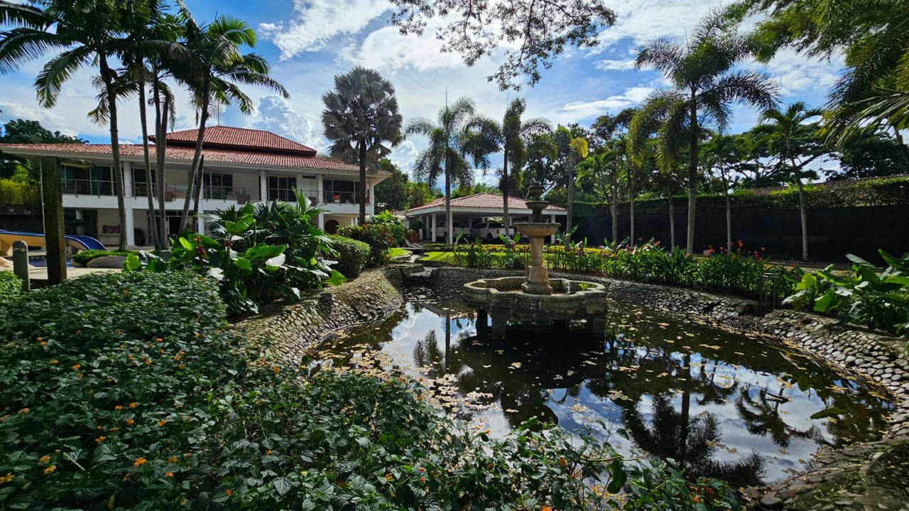 SE VENDE CASA TROPICAL EN LA MARIA PANCE