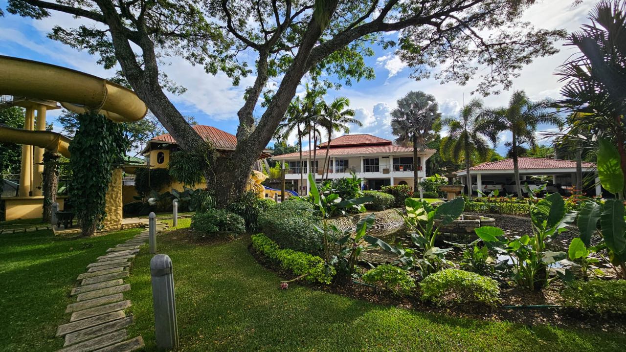 SE VENDE CASA TROPICAL EN LA MARIA PANCE