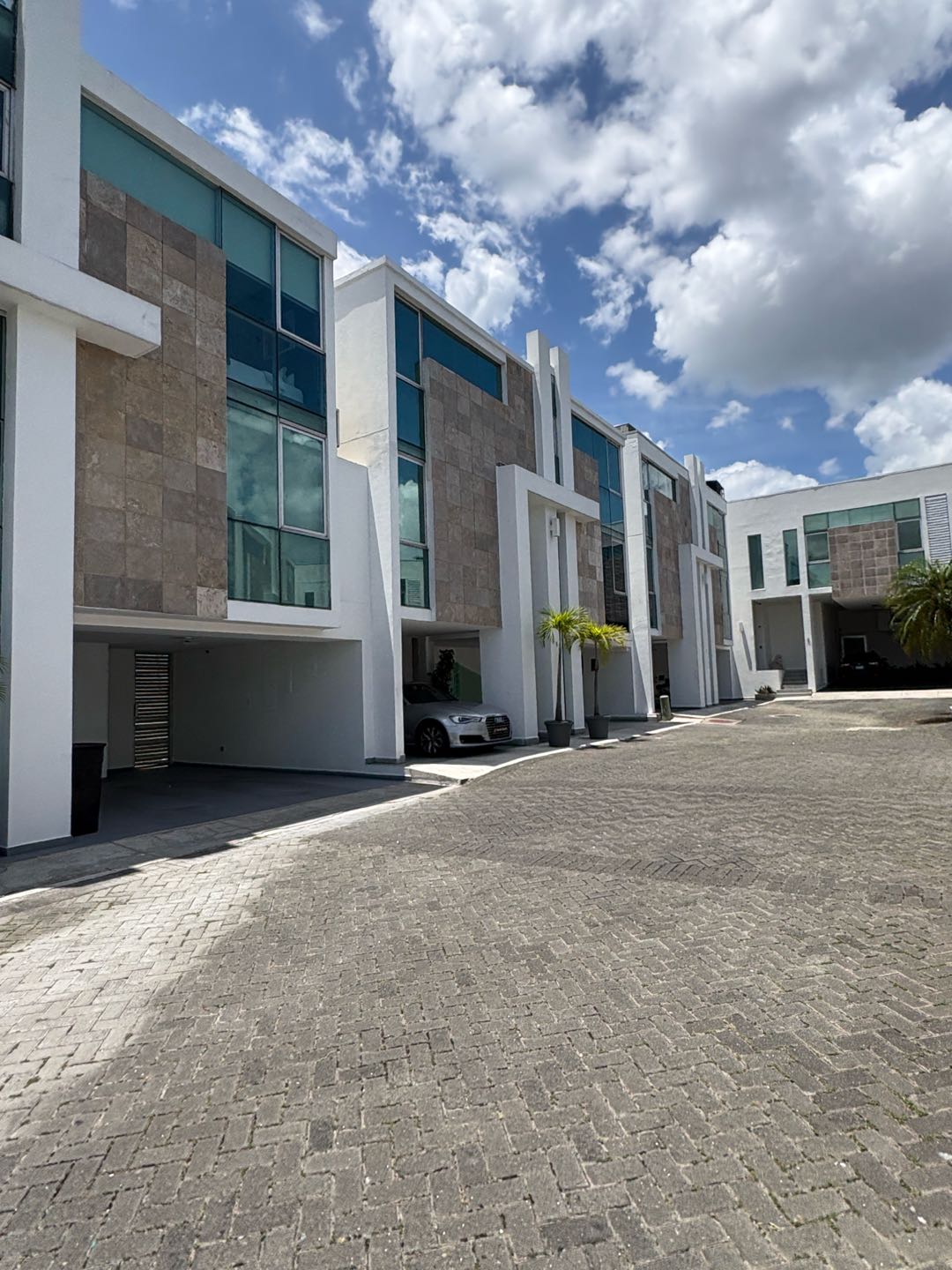 SE ALQUILA CASA EN ALTOS DEL GOLF- 4 HABITACIONES