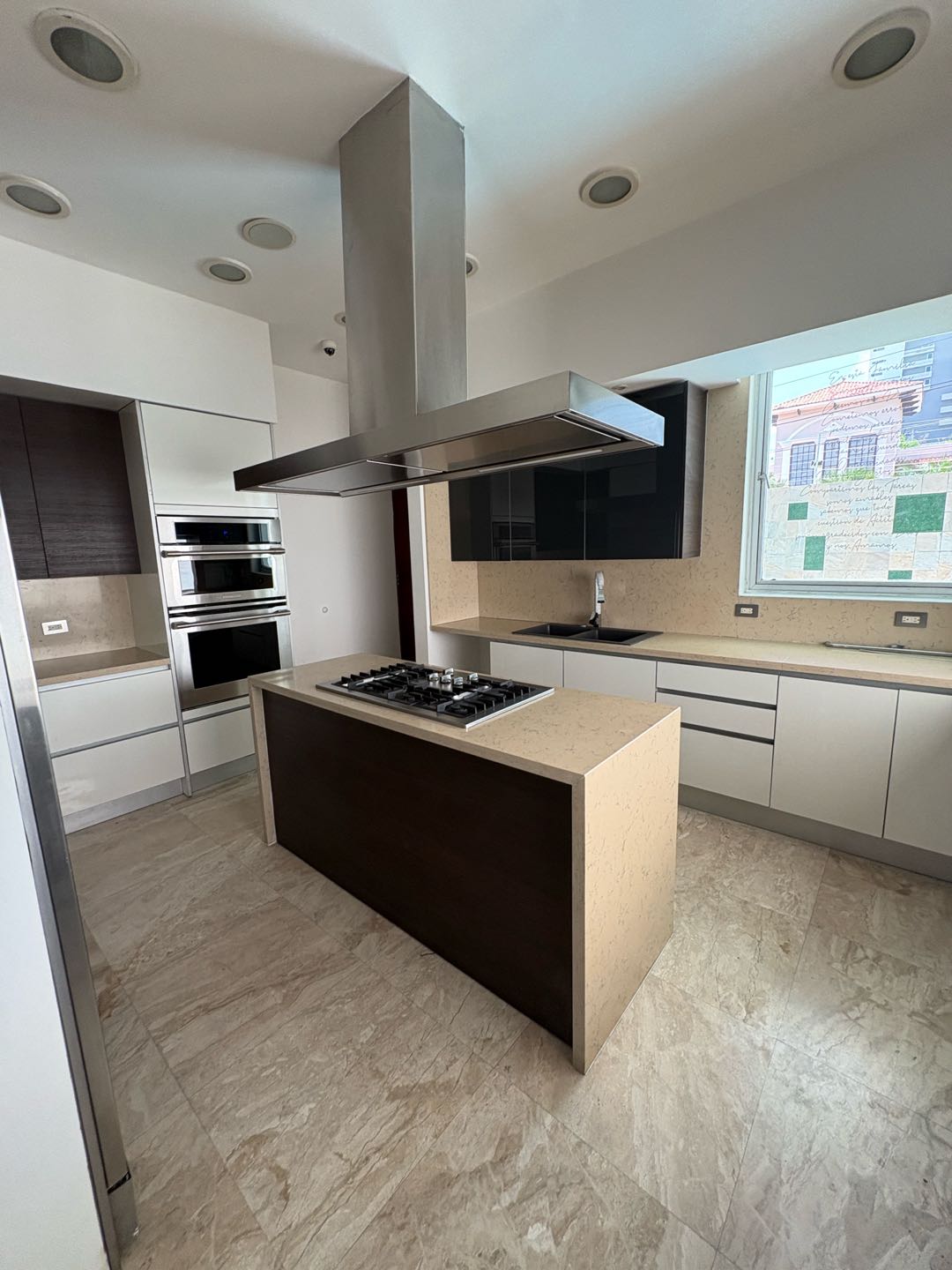 SE ALQUILA CASA EN ALTOS DEL GOLF- 4 HABITACIONES