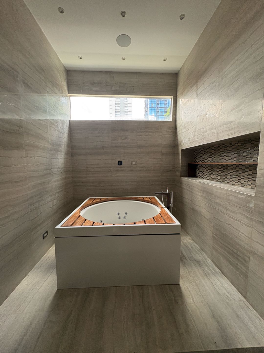 SE ALQUILA CASA EN ALTOS DEL GOLF- 4 HABITACIONES