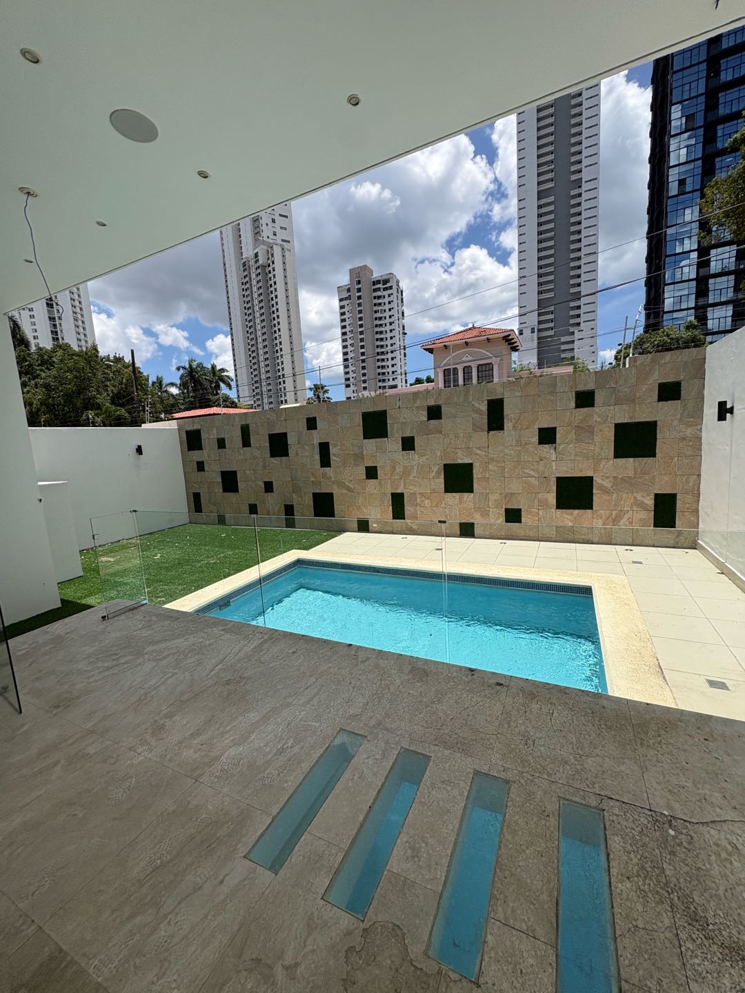 SE ALQUILA CASA EN ALTOS DEL GOLF- 4 HABITACIONES