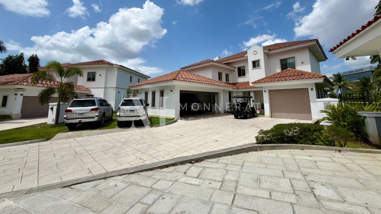 SE VENDE HERMOSA CASA EN FAIRWAY SANTA MARIA