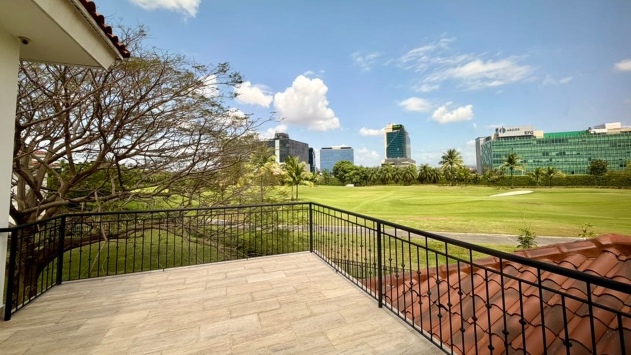 SE VENDE HERMOSA CASA EN FAIRWAY SANTA MARIA