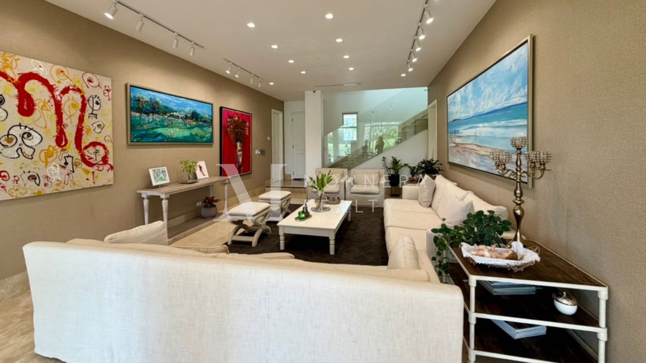 SE VENDE HERMOSA CASA EN FAIRWAY SANTA MARIA