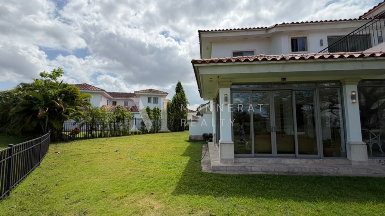 SE VENDE HERMOSA CASA EN FAIRWAY SANTA MARIA