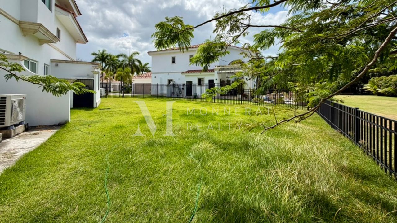 SE VENDE HERMOSA CASA EN FAIRWAY SANTA MARIA