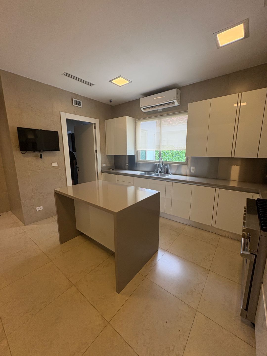 SE VENDE CASA CON PISCINA EN SANTA MARIA