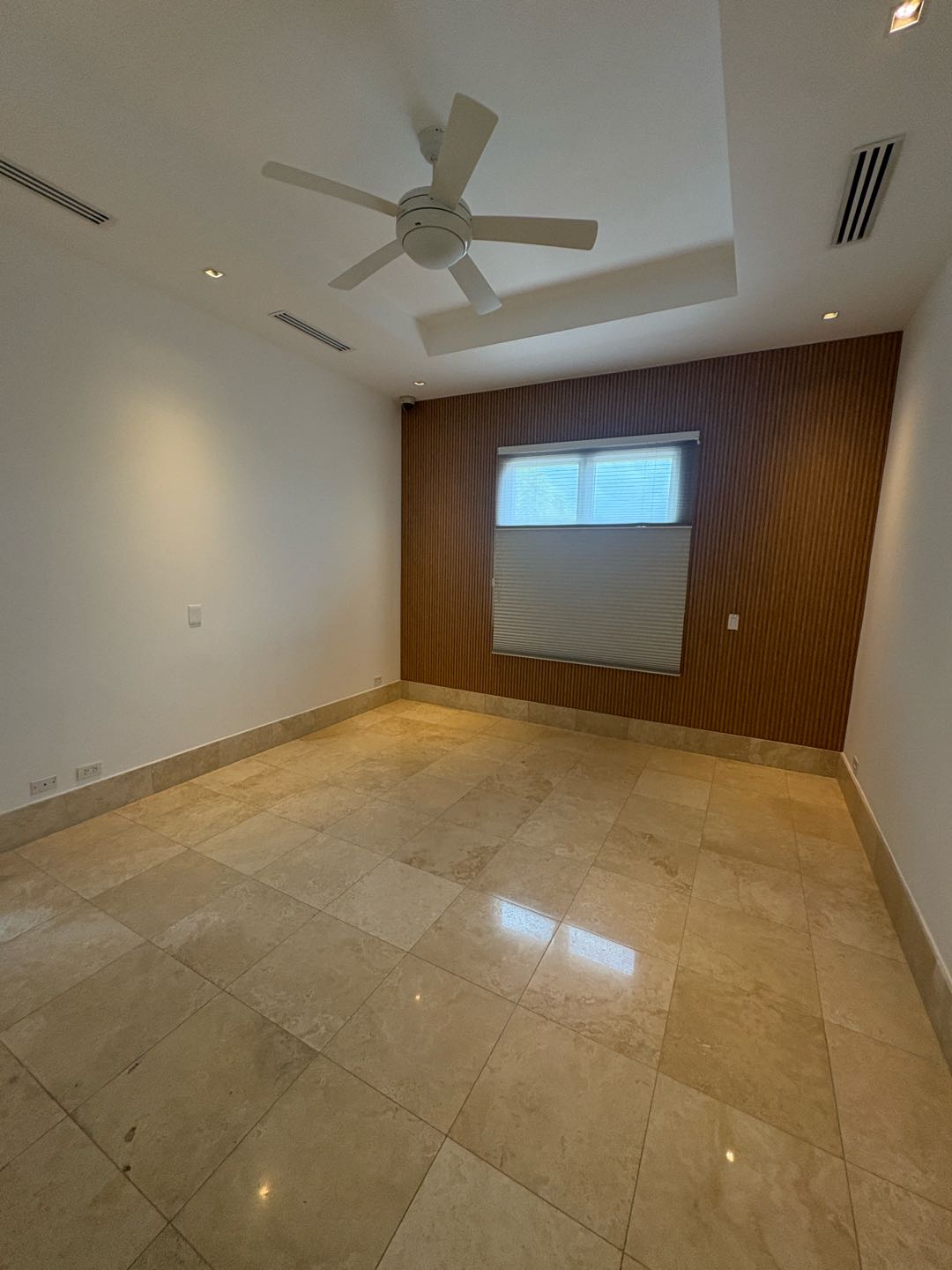 SE VENDE CASA CON PISCINA EN SANTA MARIA