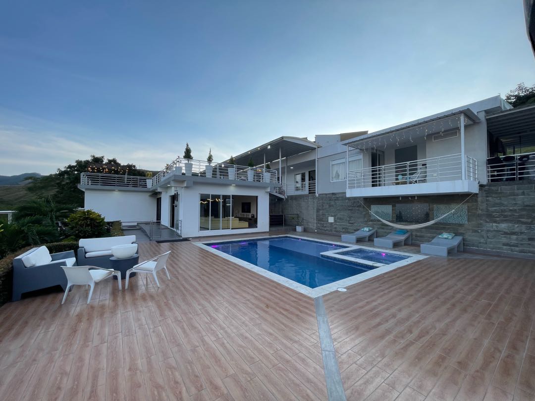 SE VENDE LUJOSA CASA CAMPESTRE EN DAPA