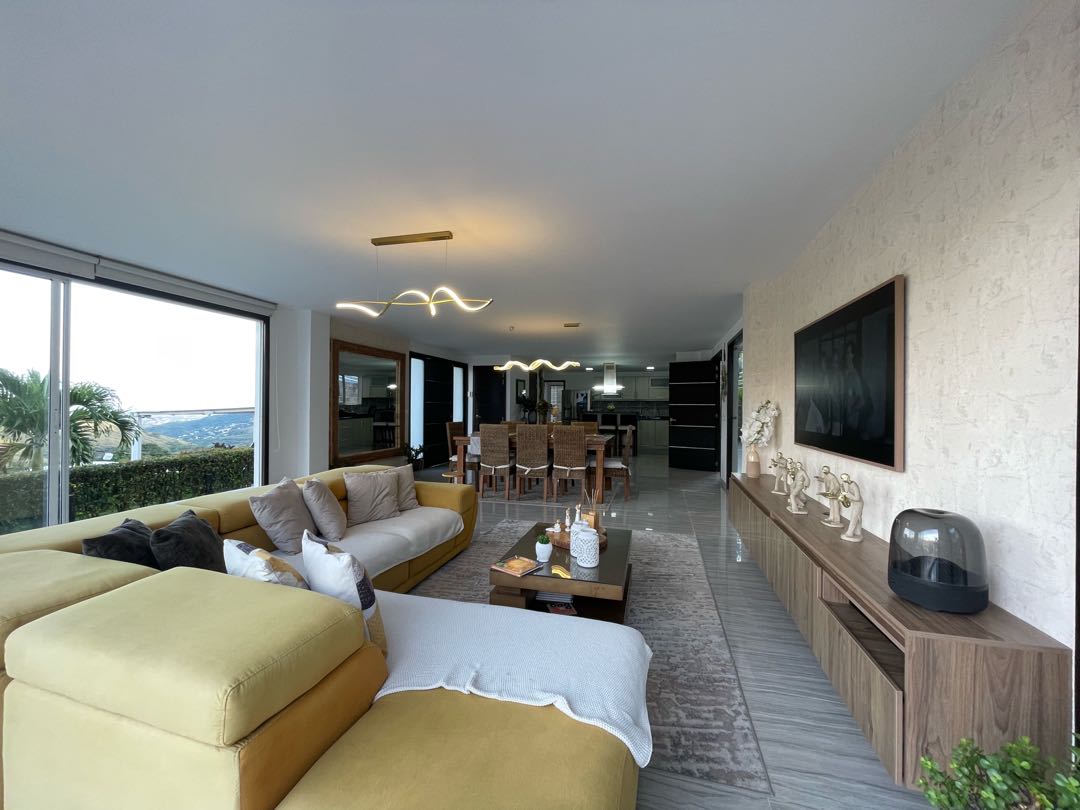 SE VENDE LUJOSA CASA CAMPESTRE EN DAPA